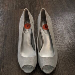 Bandolino Silver Glitter Peep-Toe Heels